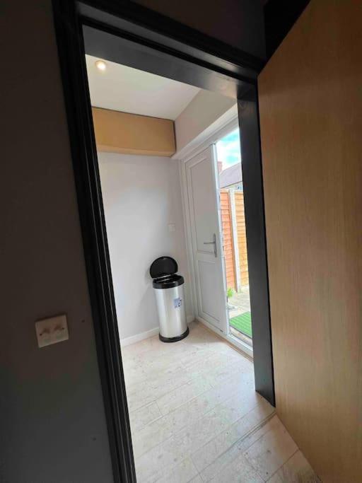 Newly Built Large Garden Ensuite Guest Studio Borehamwood Eksteriør billede