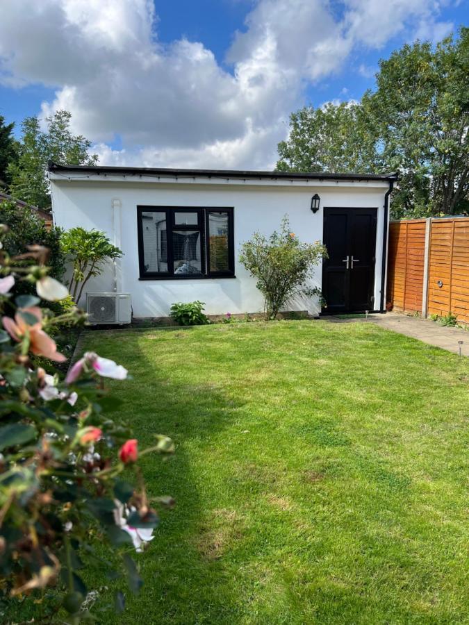 Newly Built Large Garden Ensuite Guest Studio Borehamwood Eksteriør billede