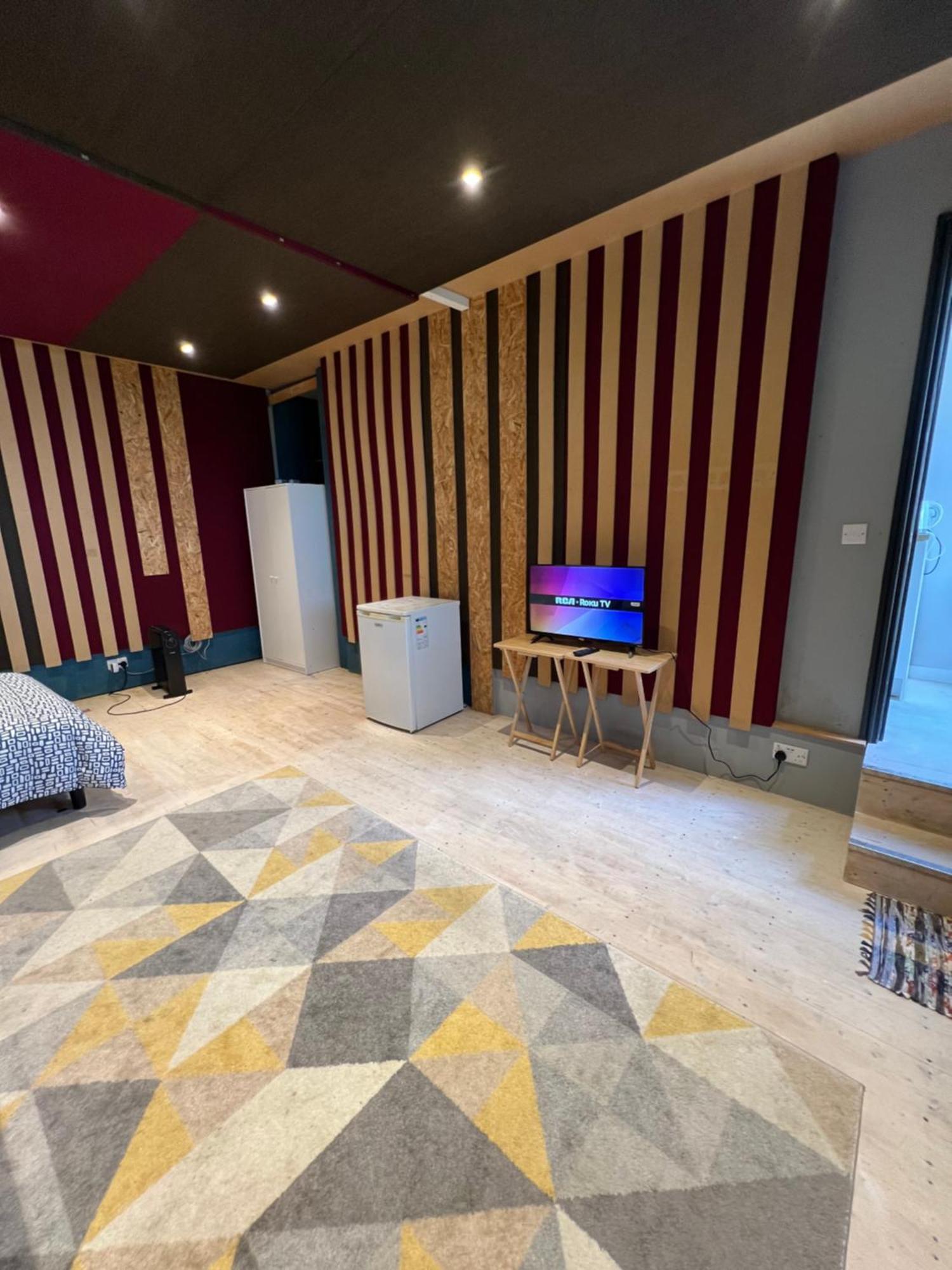 Newly Built Large Garden Ensuite Guest Studio Borehamwood Eksteriør billede